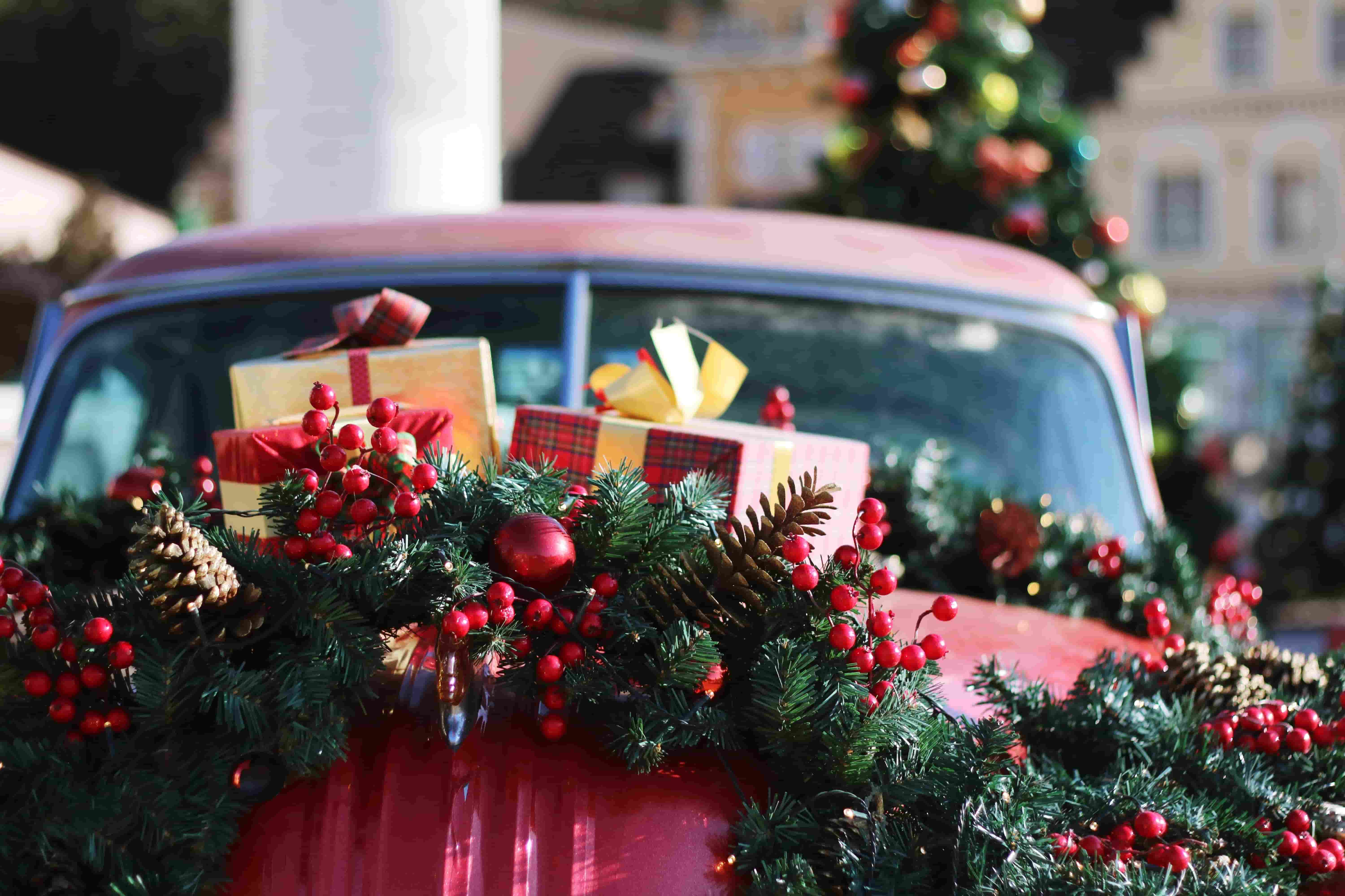 Coche decorado de Navidad con regalos